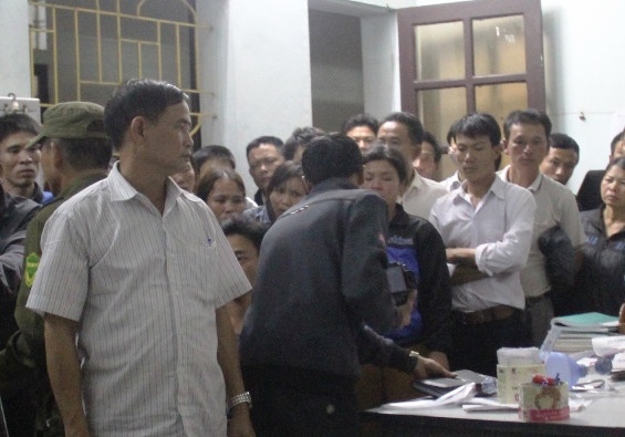 Dua thi the be gai 14 tuoi den bao vay benh vien hinh anh