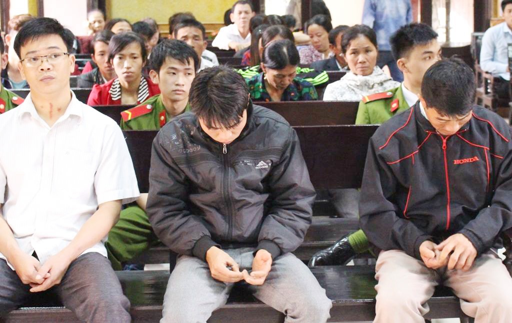 Phat tu ba cong an de con bac tu vong tai tru so xa hinh anh