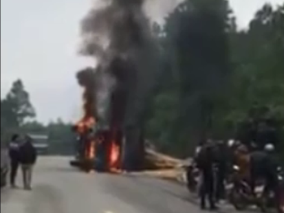 Tai xe dap cua thoat than khi xe tai boc chay ngun ngut hinh anh