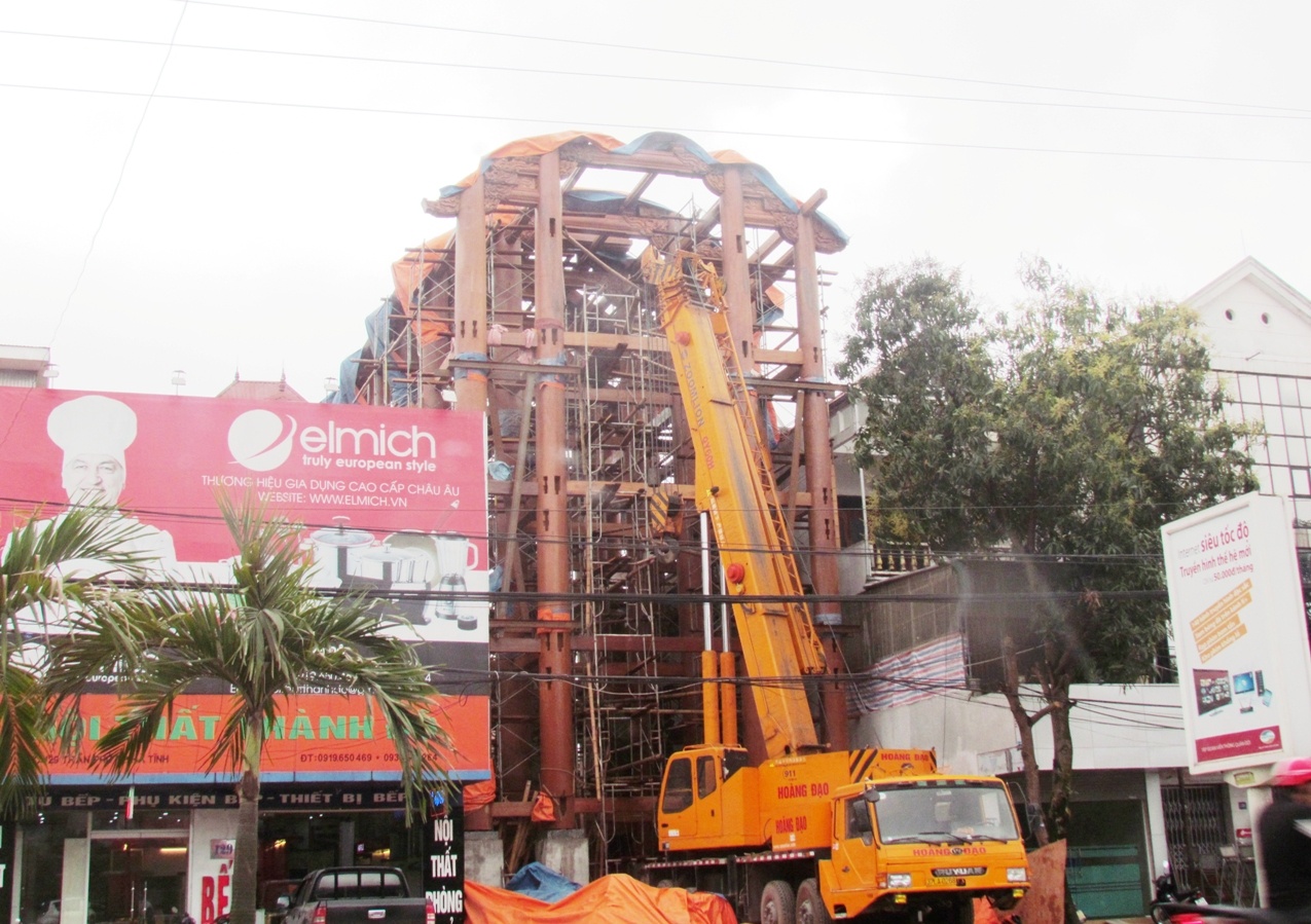 Dai gia Ha Tinh chan duong dung nha go 30 ty hinh anh