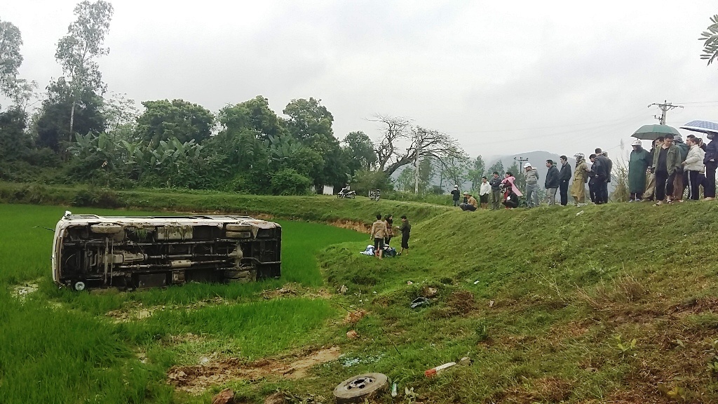 Xe khach lat xuong ruong anh 1