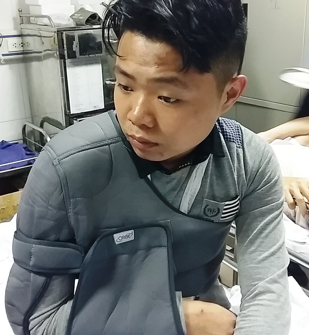 Xe khach lat xuong ruong anh 3