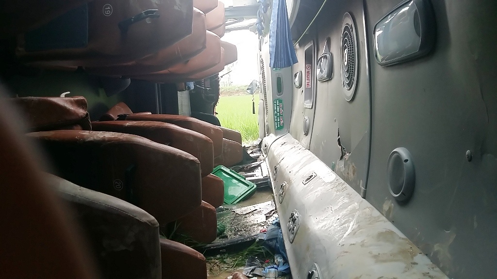 Xe khach lat xuong ruong anh 2