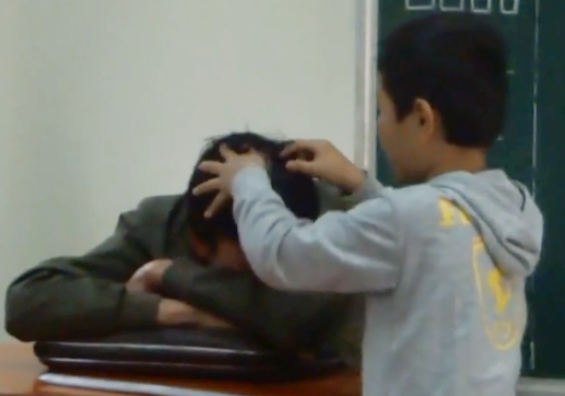 Khong ky luat thay giao nho hoc sinh nho toc bac hinh anh