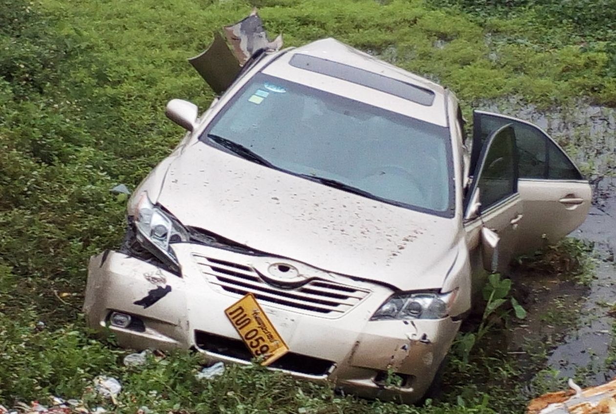 Oto 4 cho bi tau hoa SE5 tong roi xuong ruong hinh anh