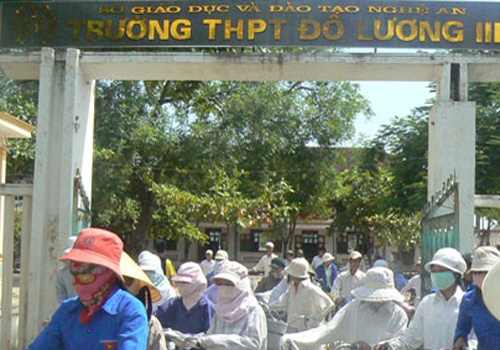 Hieu pho bi danh hoi dong truoc cong truong hinh anh
