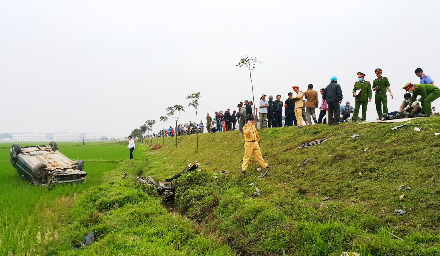 Oto dam bay xe may xuong ruong anh 1