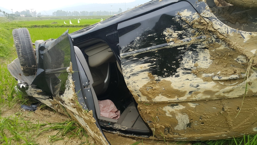 Oto lat ngua giua ruong sau khi tong chet nguoi hinh anh