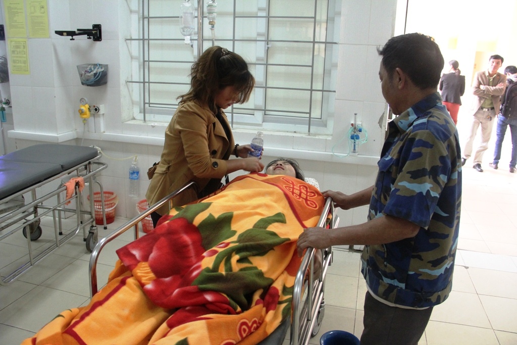 Nu sinh nhap vien cap cuu sau khi tiem vac xin tai truong hinh anh