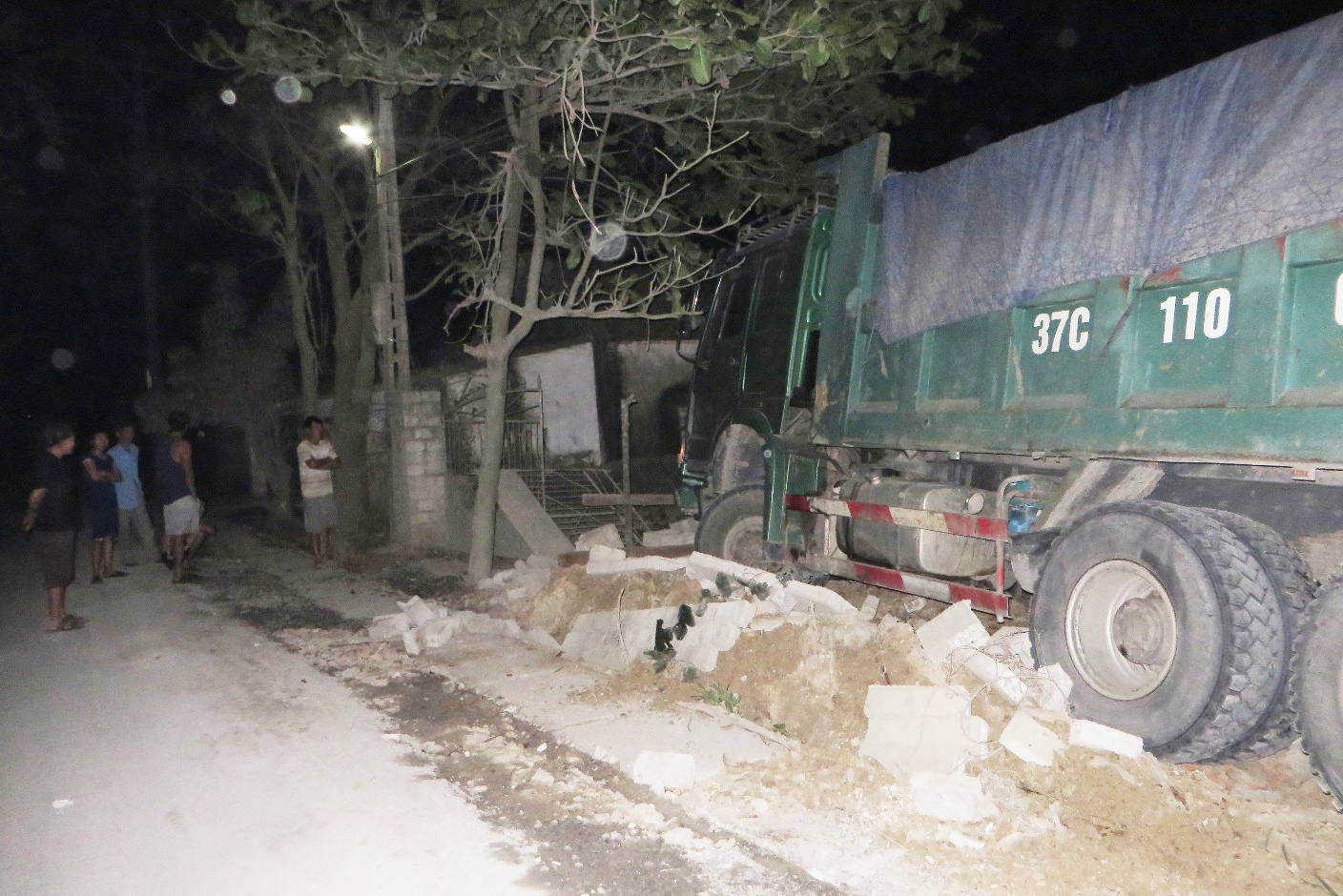 Xe tai huc do cong nha dan anh 1