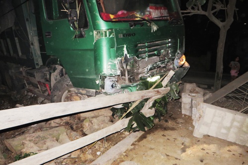 Xe tai mat lai huc do tuong nha dan luc rang sang hinh anh