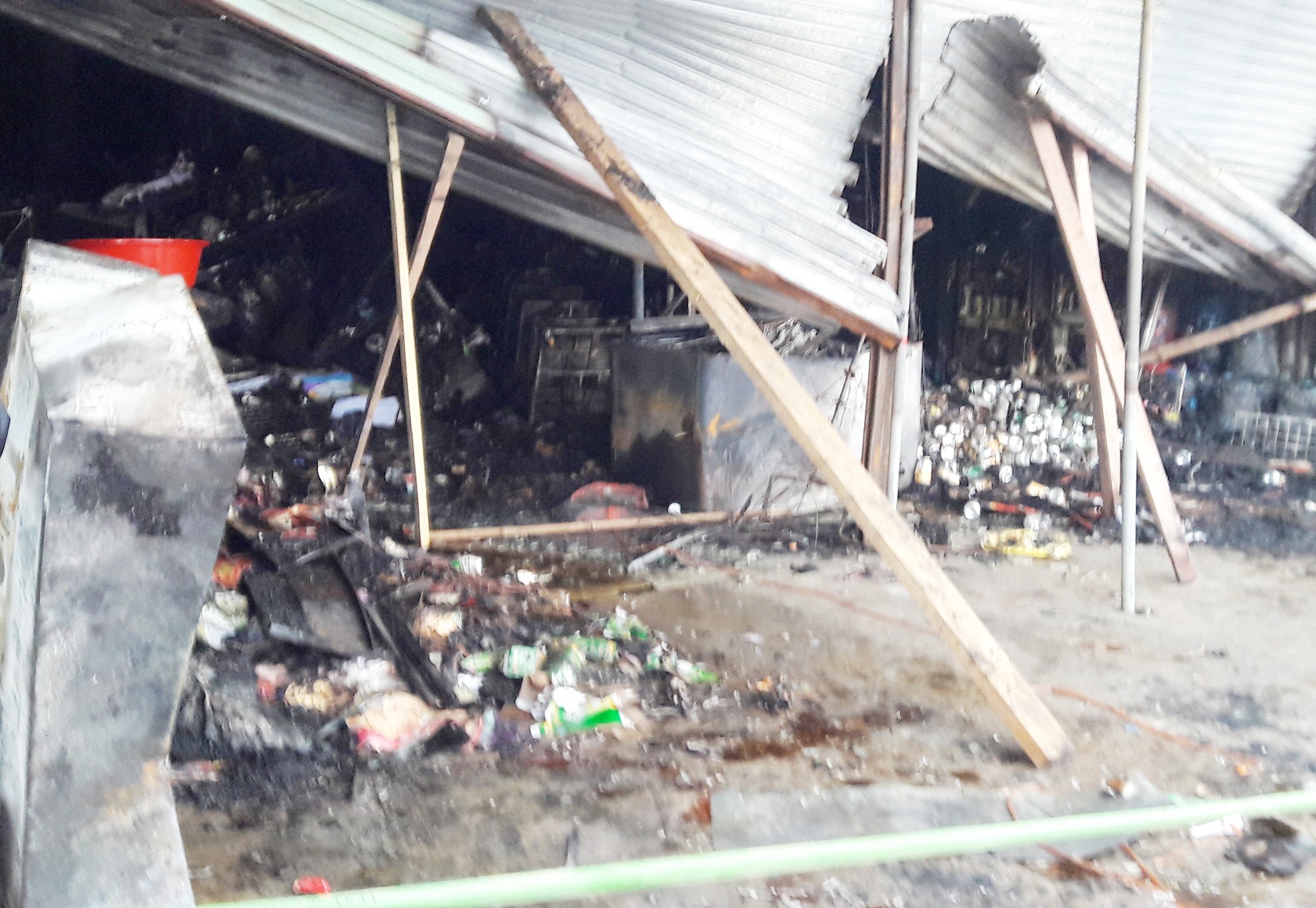 Dap lua cuu ca gia dinh trong tiem tap hoa hinh anh