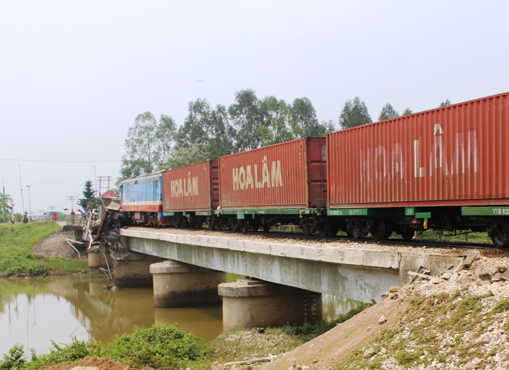 Hien truong tau hoa dam xe tai, duong sat Bac-Nam te liet hinh anh
