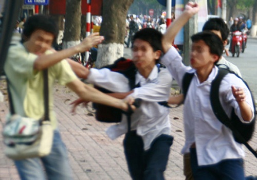 Dieu tra nhom nguoi la vao truong hanh hung sinh vien hinh anh