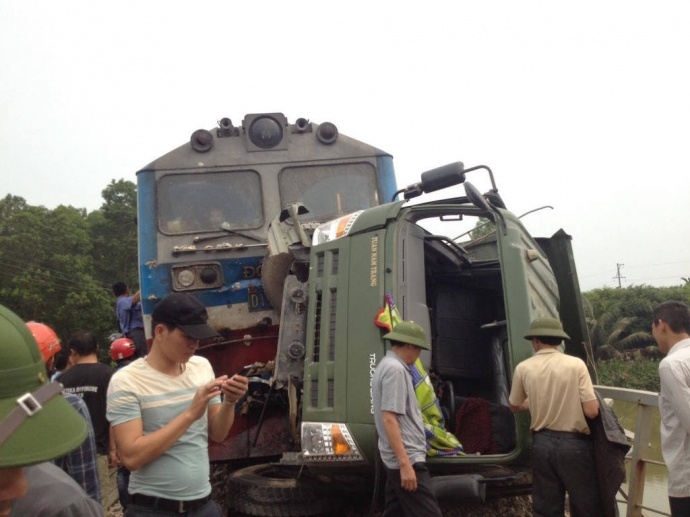 Tau hoa keo xe tai di 20 m, duong sat Bac-Nam te liet hinh anh