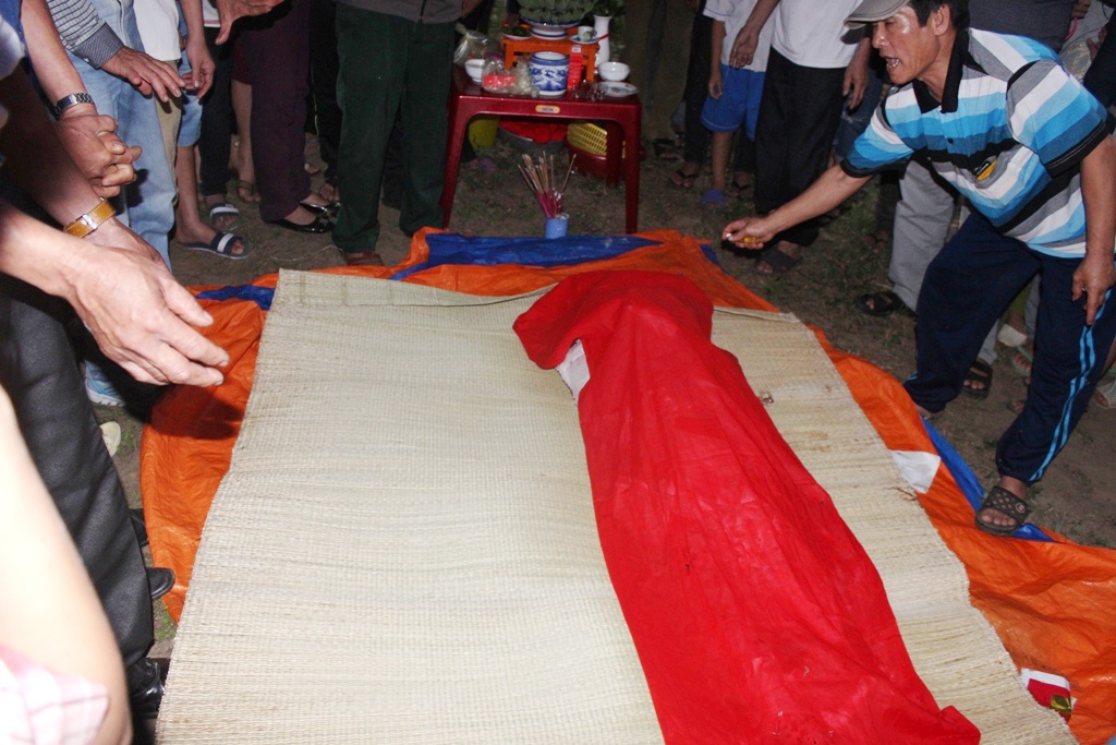 Ca voi nang 80 kg chet dat vao bo bien Nghe An hinh anh