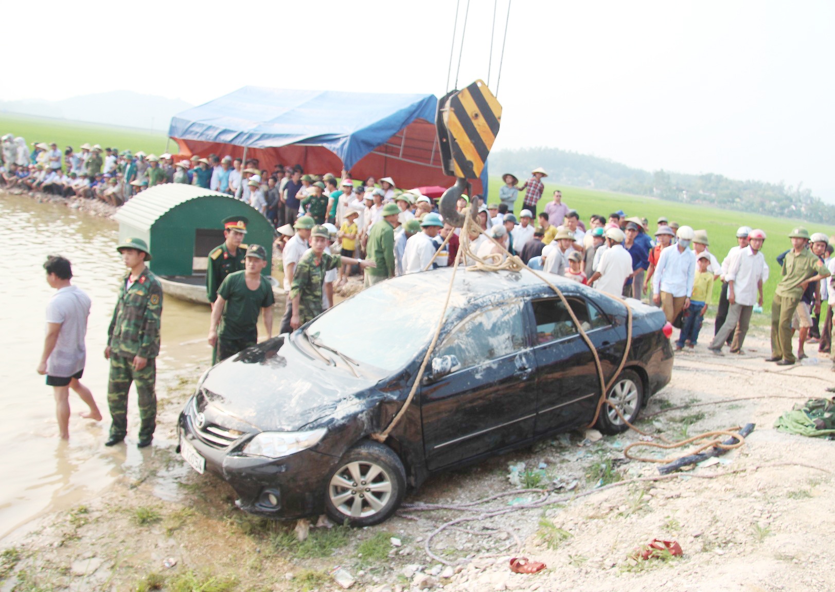 Oto lao xuong ho anh 1