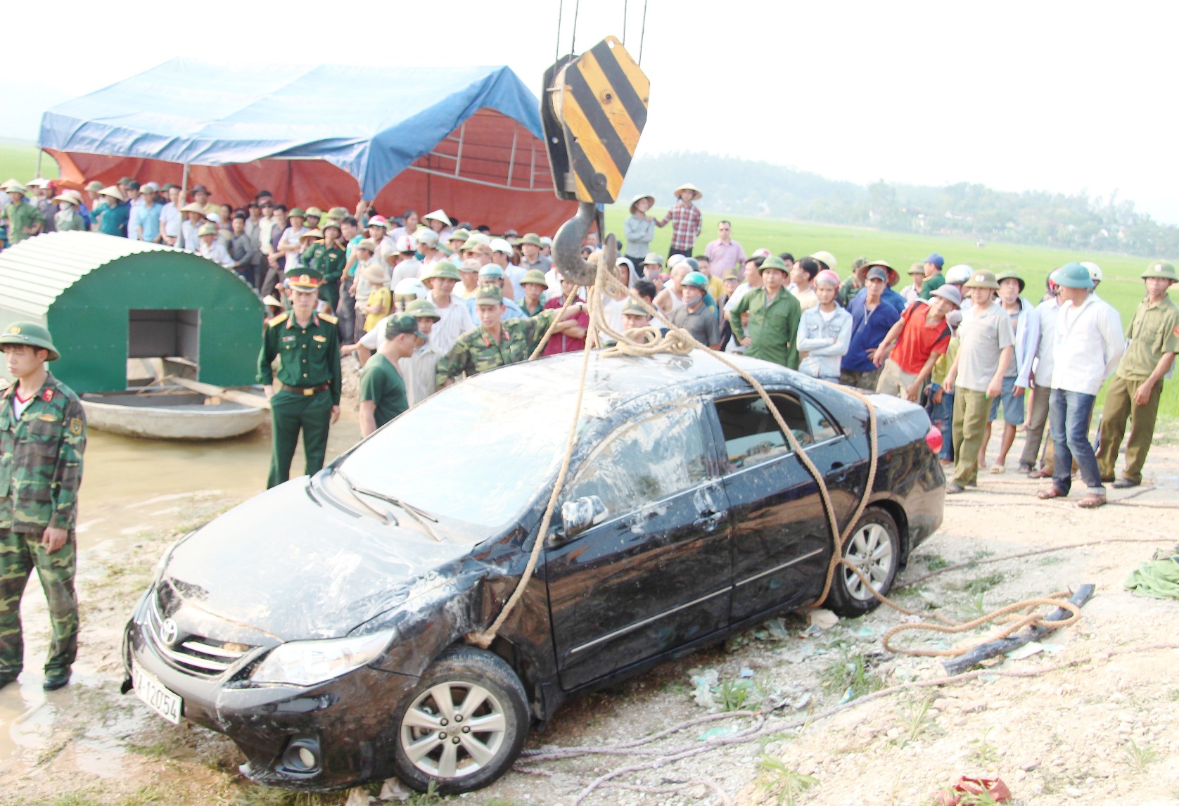 Oto lao xuong ho, giam doc va lai xe tu vong hinh anh