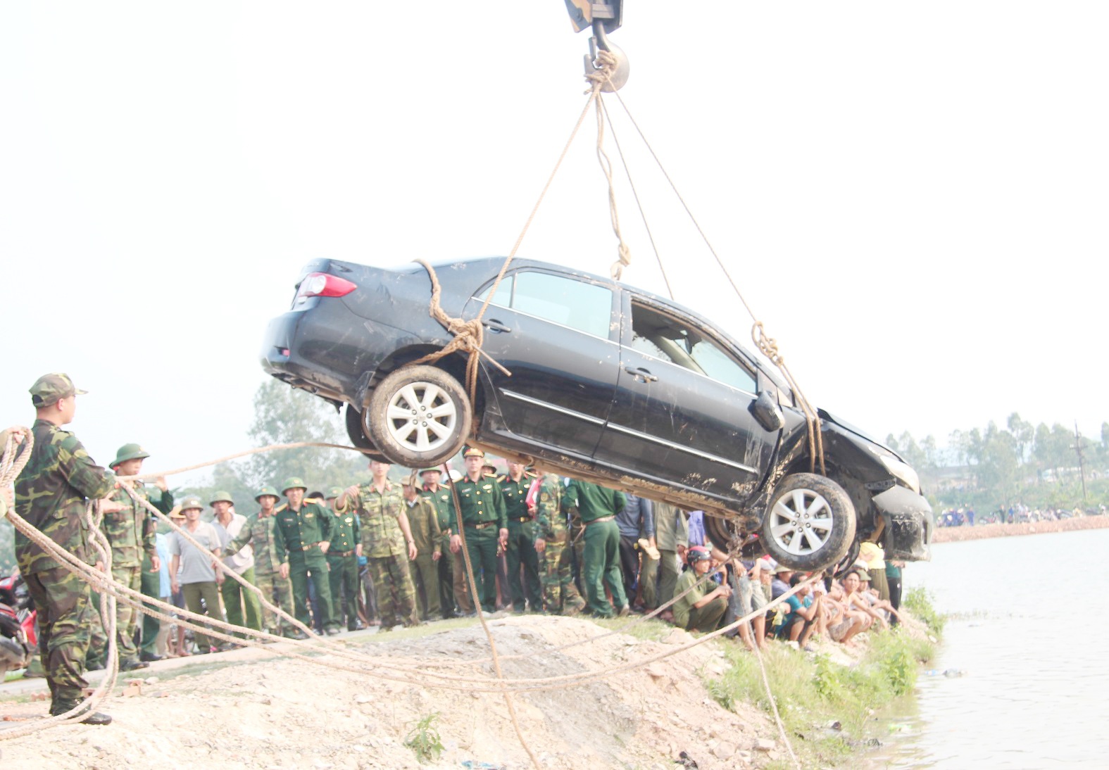 Oto lao xuong ho anh 2