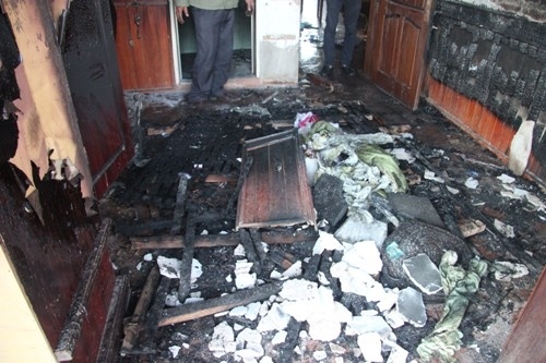 Nam thanh nien tu thieu trong nha ve sinh hinh anh