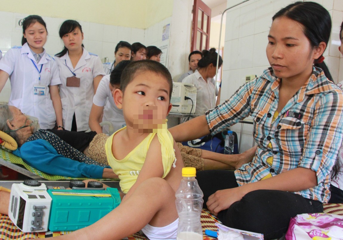 Hai co giao cuu 17 hoc sinh bi ong dot hinh anh