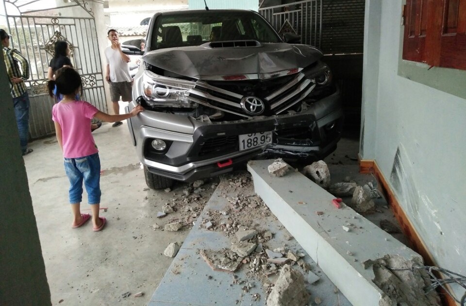 Xe ban tai lao vao nha dan, hai ba chau thoat chet hinh anh