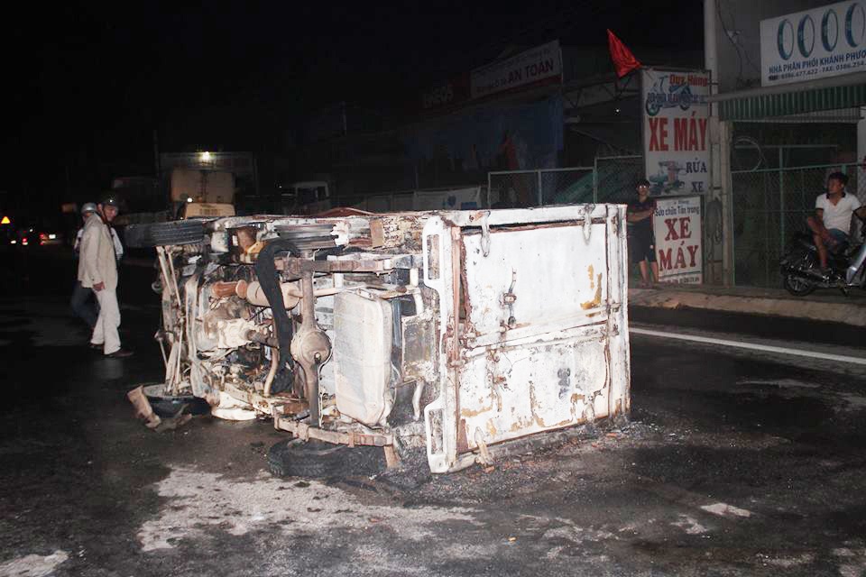 Xe tai boc chay ngun ngut sau va cham giao thong hinh anh