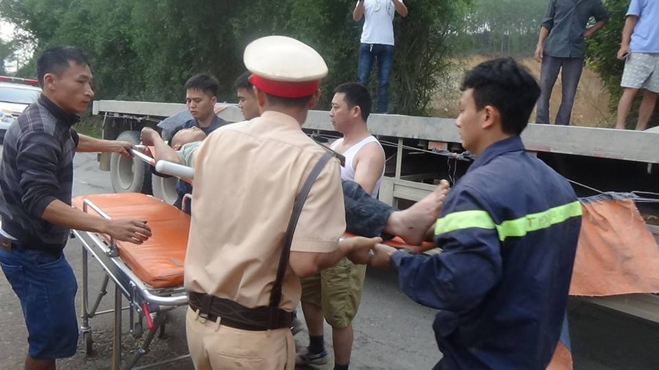 cảnh sát giải cứu tài xế ảnh 2 canh sat giai cuu tai xe anh 2