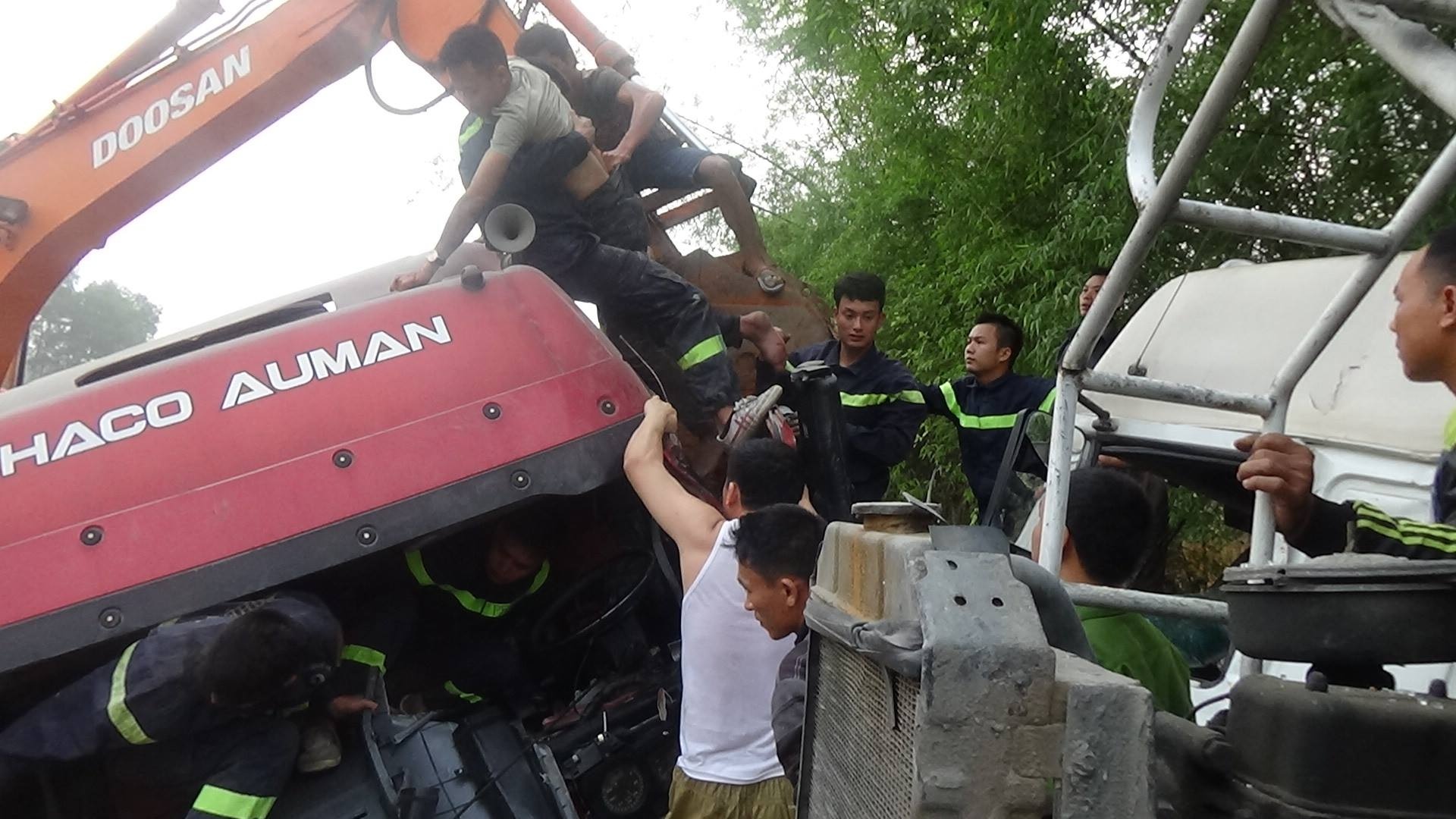 Hon chuc canh sat giai cuu tai xe mac ket sau tai nan hinh anh