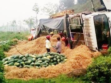 Nguoi dan giup tai xe bi thuong gom dua hau sau tai nan hinh anh