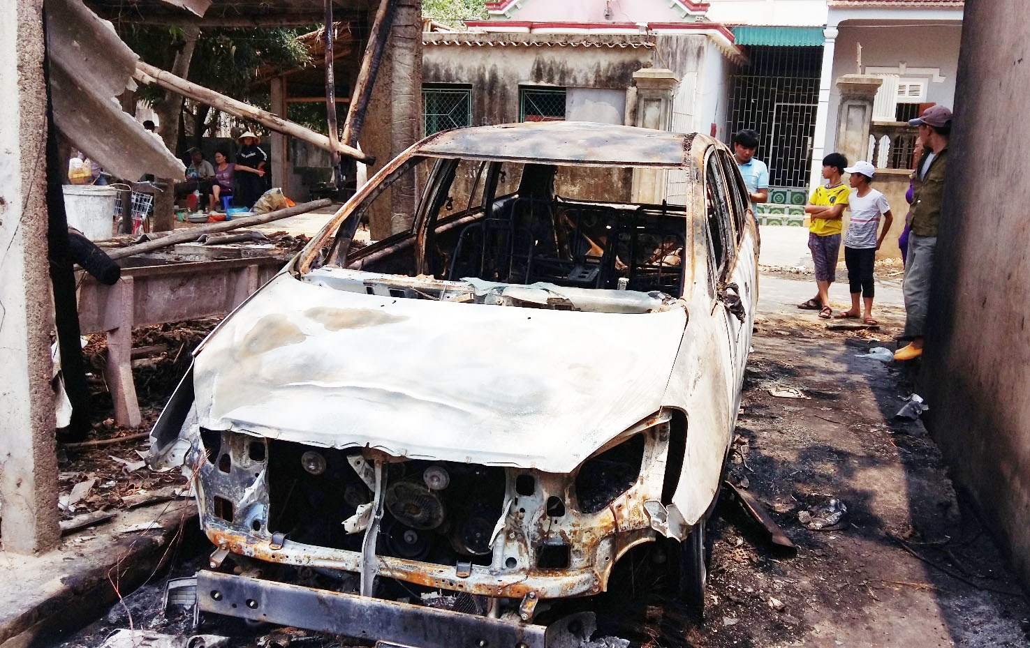 Ôtô Innova 7 chỗ bị thiêu rụi ở Nghệ An ảnh 1 Oto Innova 7 cho bi thieu rui o Nghe An anh 1