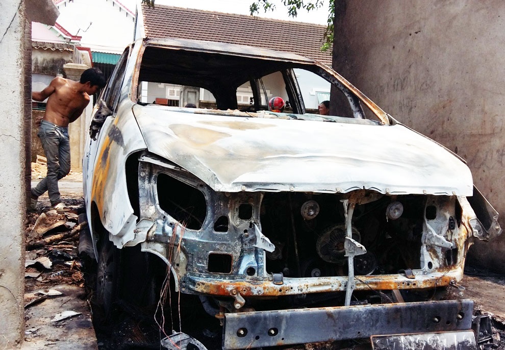 Xe Innova bi thieu rui o Nghe An hinh anh