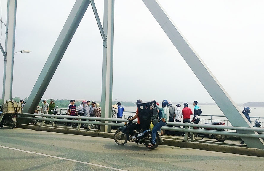 Me om con nhay cau tu tu anh 1