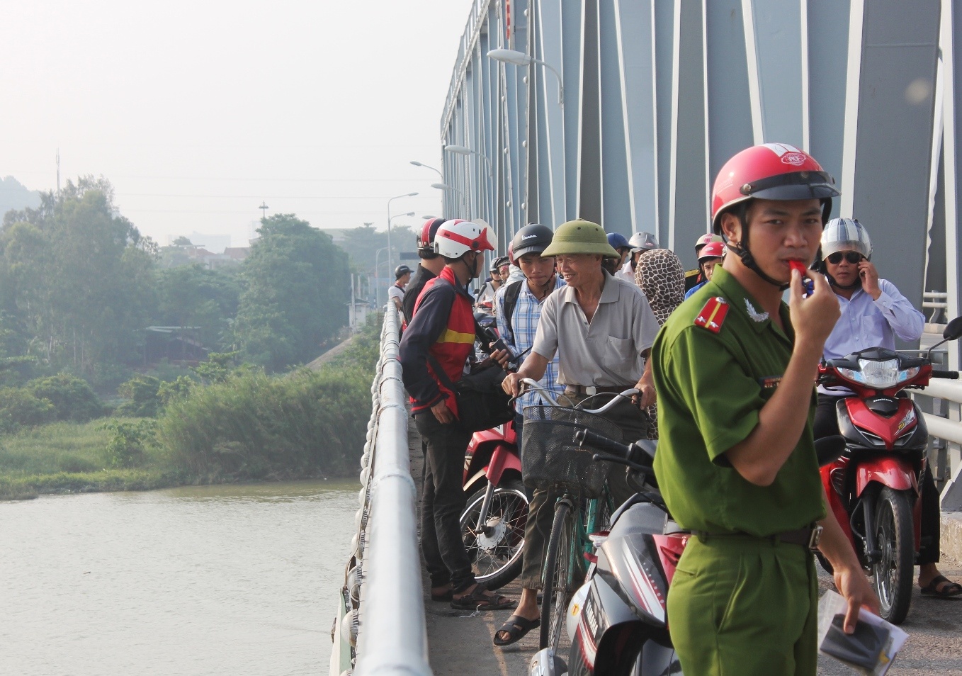 Thieu phu om con gai 4 thang nhay cau tu van hinh anh