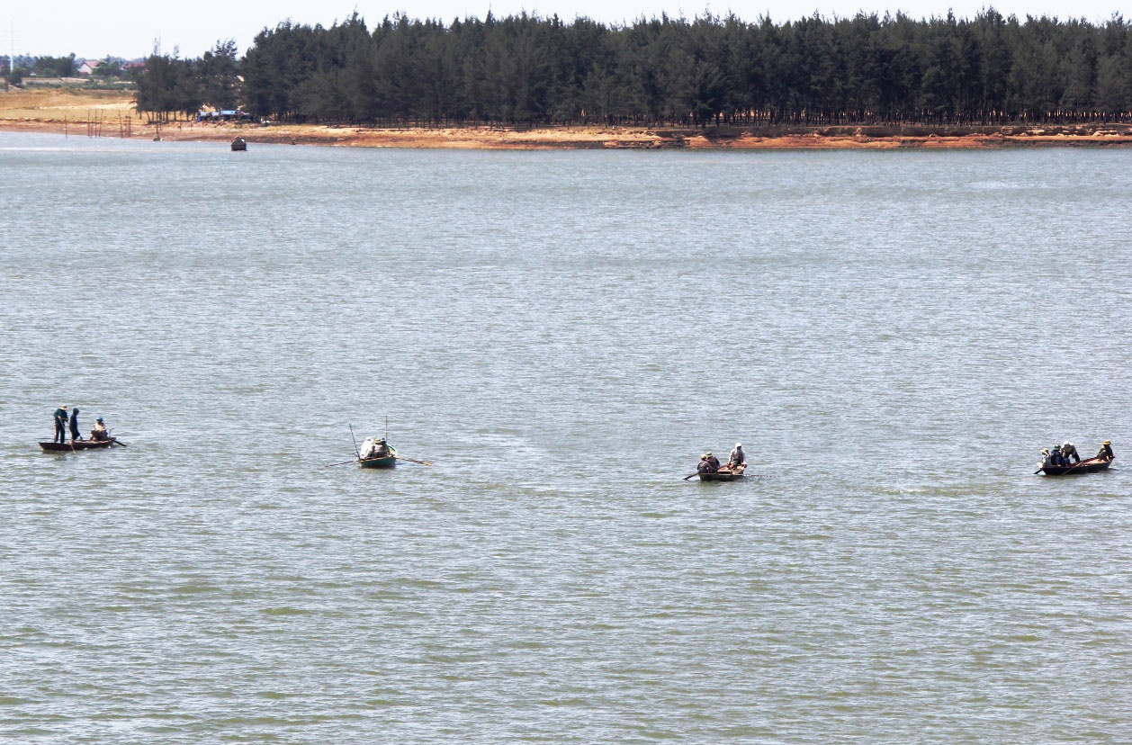 Mẹ ôm con nhảy cầu tự tử ảnh 2 Me om con nhay cau tu tu anh 2