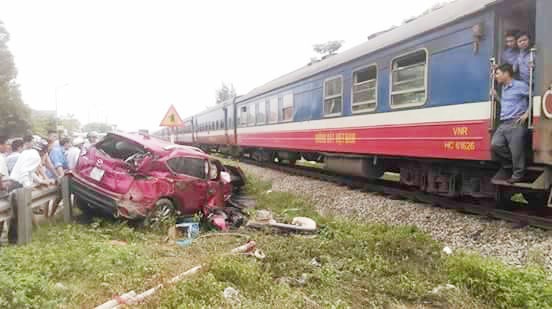 Oto bi tau hoa tong bep dum anh 1