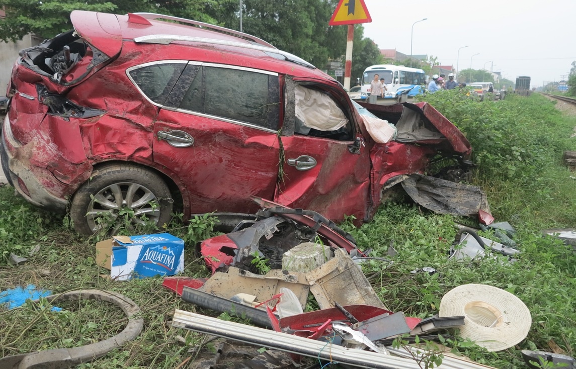 Qua duong thieu quan sat, oto 5 cho bi tau hoa tong bep rum hinh anh