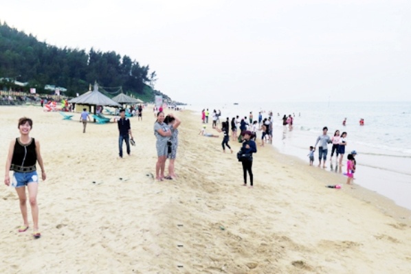 Giám đốc Sở Tài nguyên Môi trường Hà Tĩnh tắm biển ảnh 2 Giam doc So Tai nguyen Moi truong Ha Tinh tam bien anh 2