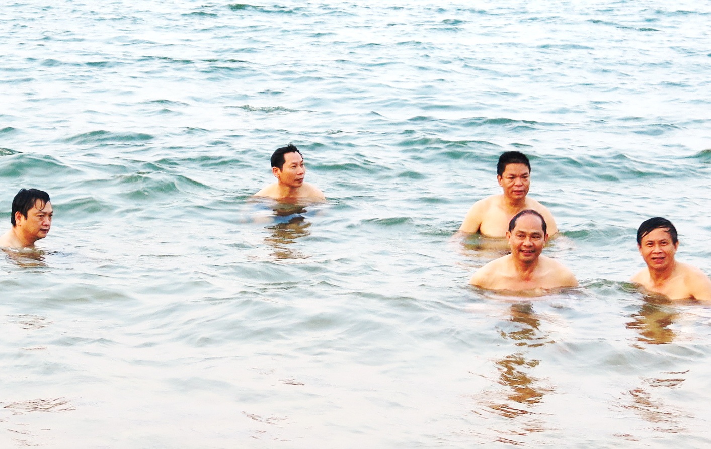 Giam doc So TN-MT Ha Tinh tam bien, an hai san o Thien Cam hinh anh