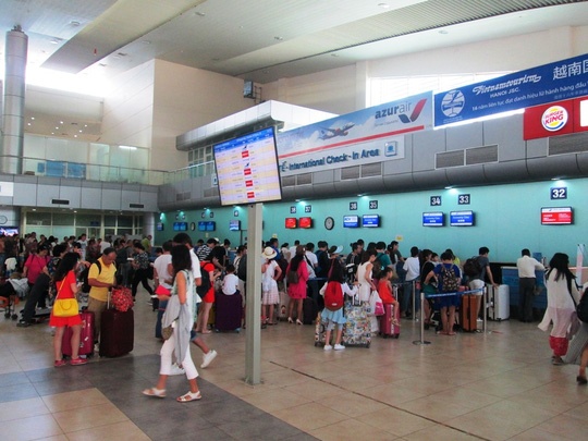 Khach Trung Quoc gay loan o san bay Cam Ranh hinh anh