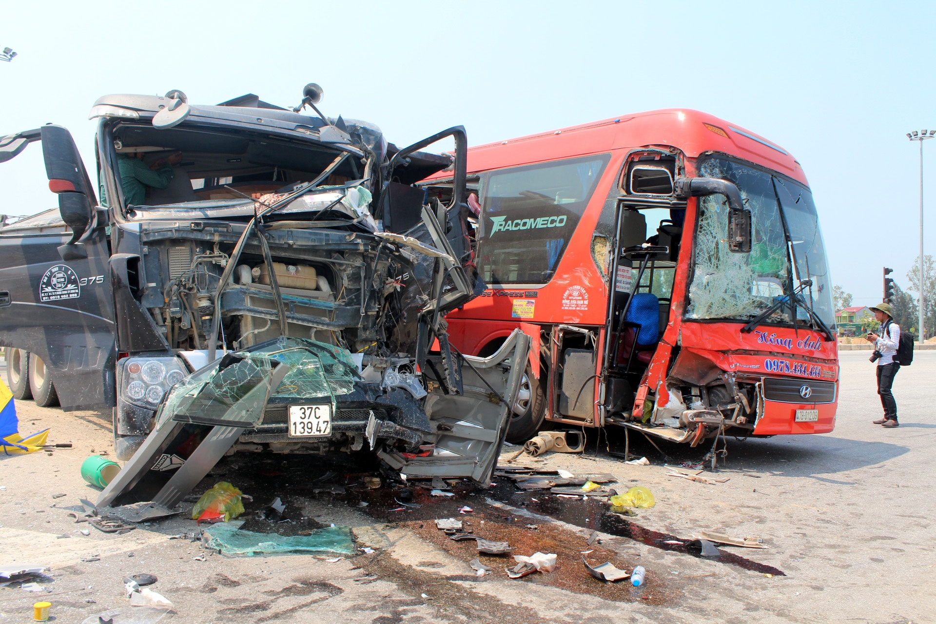 Xe cho cat dam xe khach, 6 nguoi nhap vien hinh anh