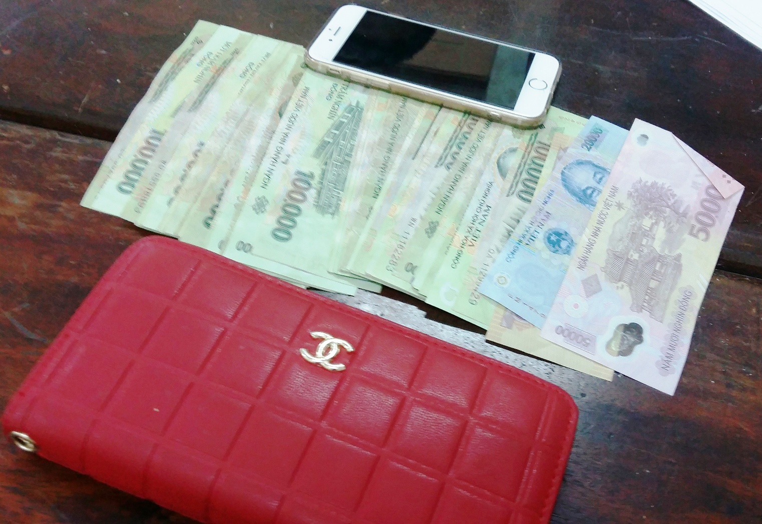 Đạp ngã nữ sinh mang bầu ảnh 2 Dap nga nu sinh mang bau anh 2