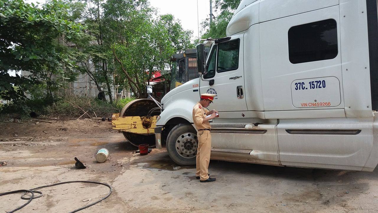 Mot phu nu bi dam tu vong khi dang rua xe hinh anh