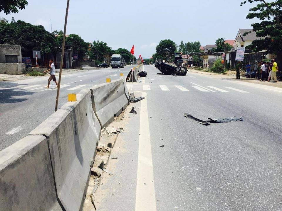 Ôtô lật ngửa giữa quốc lộ 1A ảnh 1 Oto lat ngua giua quoc lo 1A anh 1