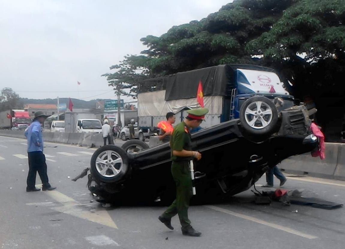 Dap cua cuu tai xe trong oto lat giua quoc lo hinh anh