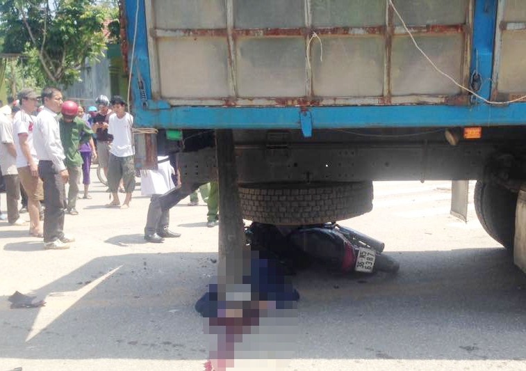 Chong chet, vo nguy kich sau pha va cham xe tai hinh anh