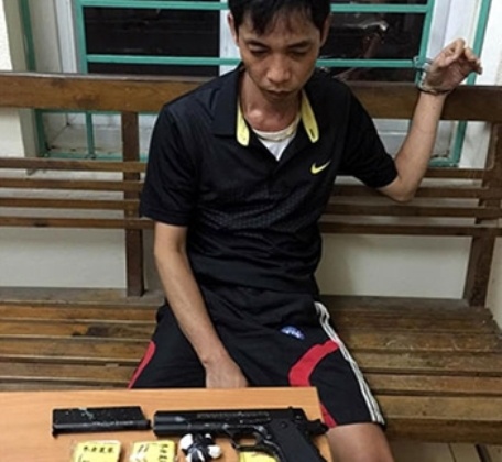 Mang theo sung len xe khach voi 42 goi ma tuy quan quanh dui hinh anh