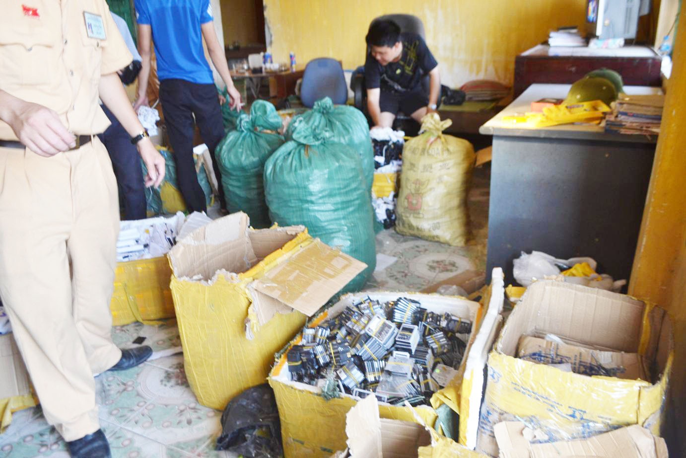 Lo hang linh kien dien tu khong co giay to hop le anh 1