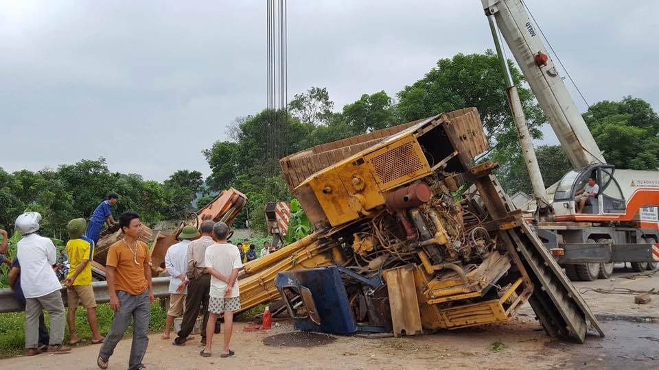 Xe dau keo lat ngang, duong Ho Chi Minh ach tac cuc bo hinh anh