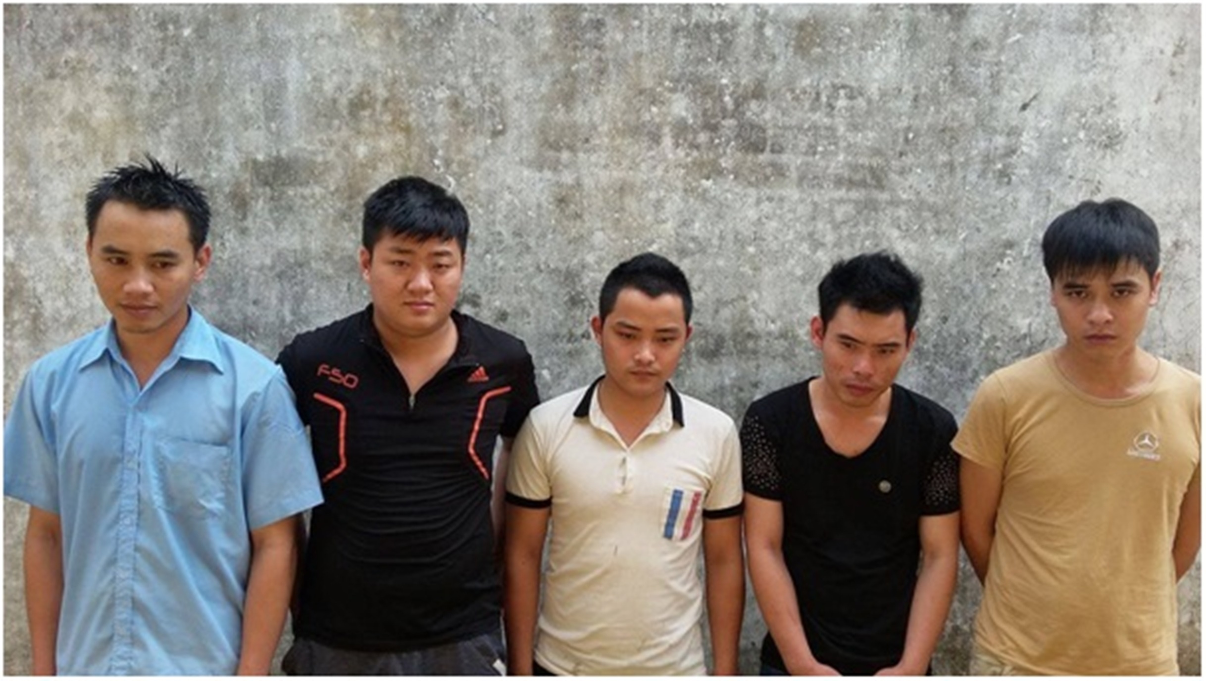 Bi bat khi dang sat phat nhau tren chieu bac anh 1